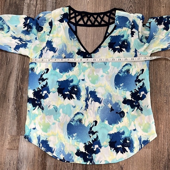 IZ Byer Peekaboo Back Lattice Blue Abstract V-neck Top Watercolor Sz S Office - Picture 4 of 9